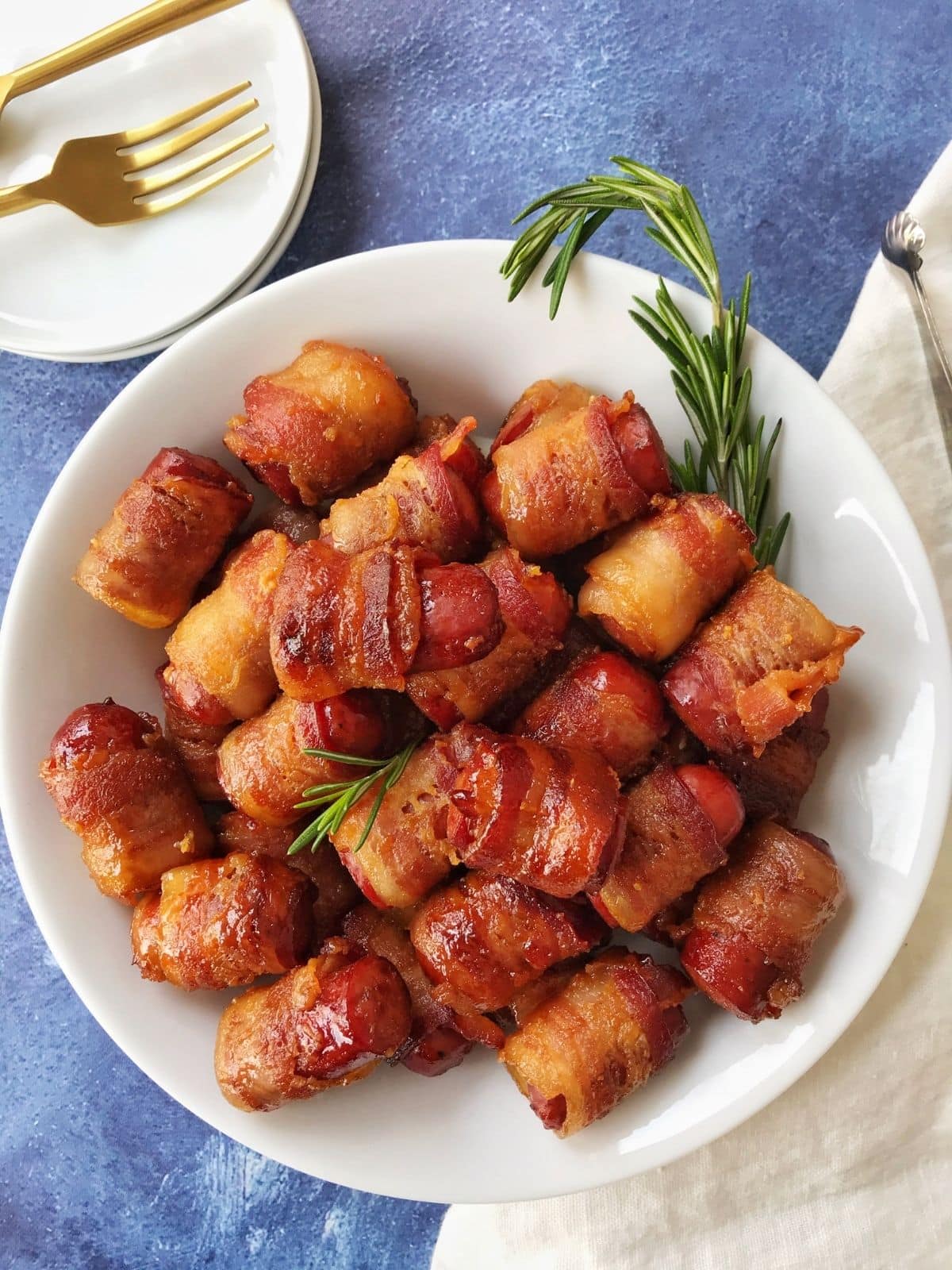 overhead shot of sausages on a plate