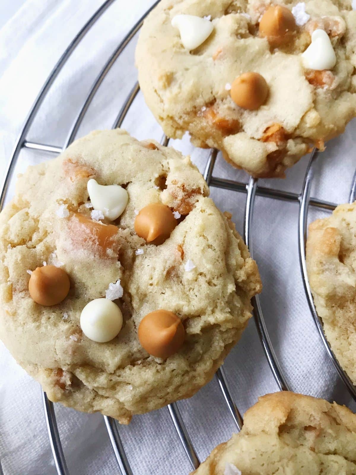 close up of cookies on cooling rack