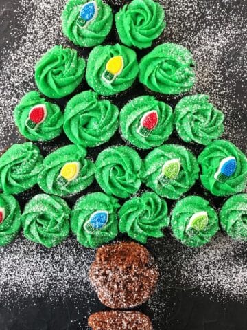 cupcakes in the shape of a Christmas tree