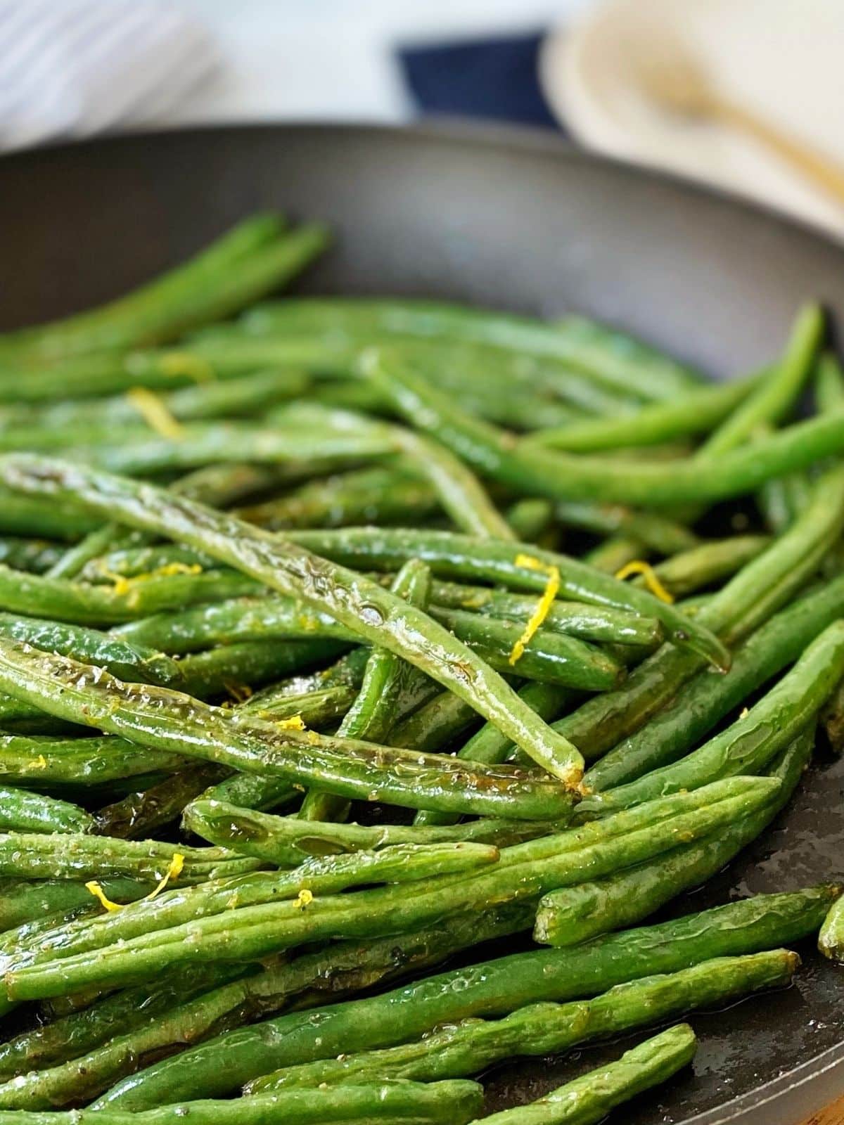 close up green beans in pan