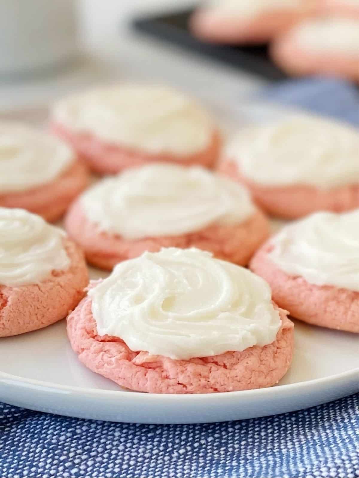 close up of strawberry lemonade cookies.