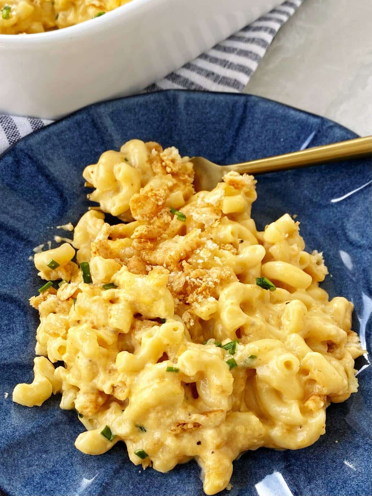 mac and cheese on a blue plate.