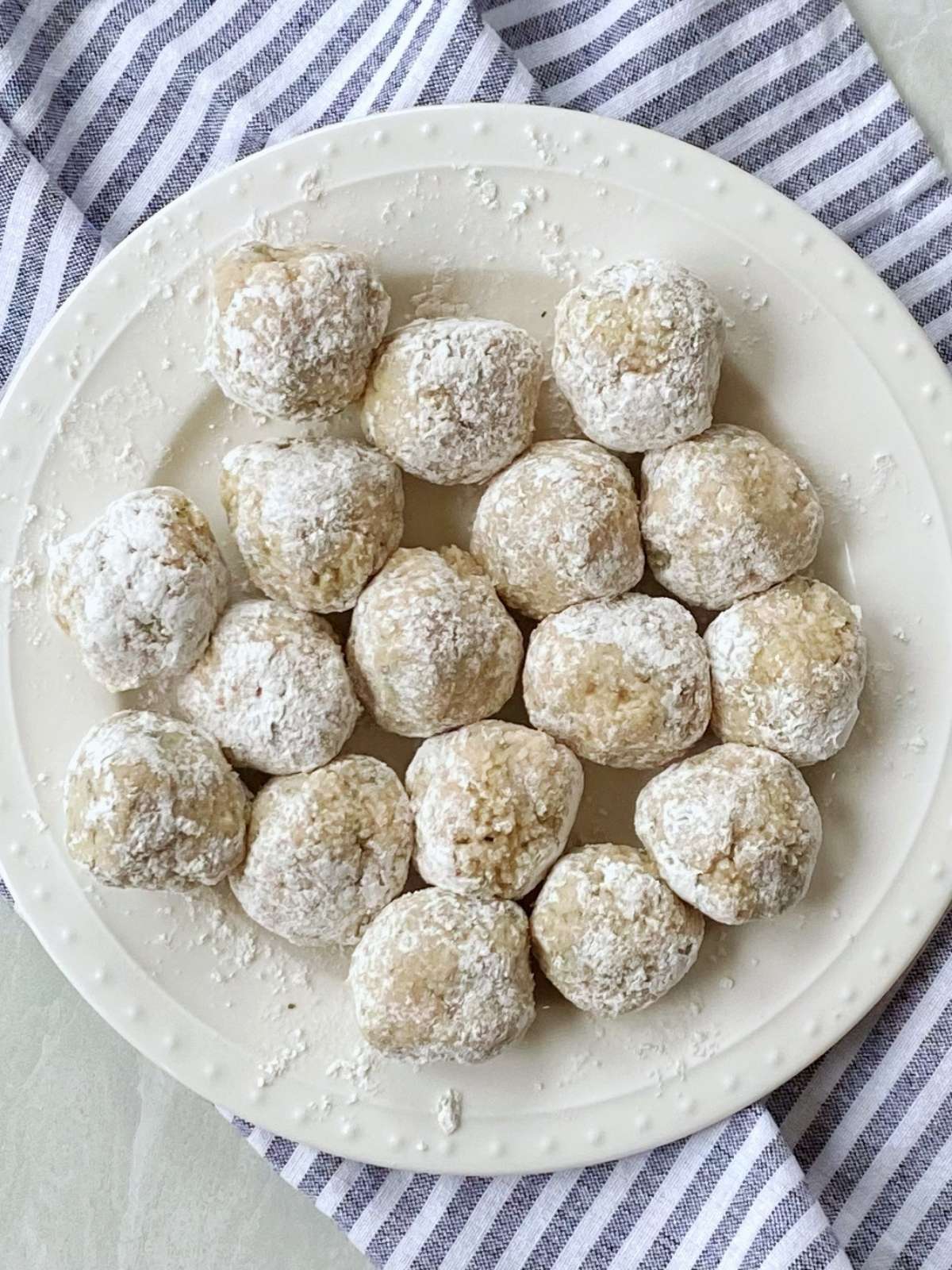 A plate of meatballs coated in flour.
